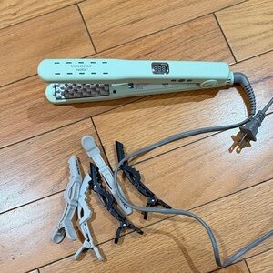VOLOOM Rootie Hair Volumizing Iron - Mint Green